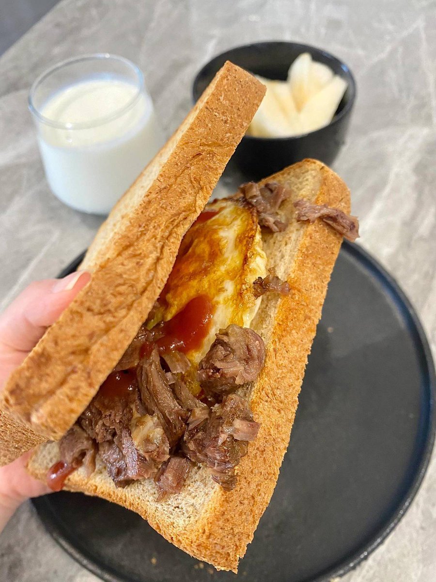 MyriaStylianou's tweet image. Good morning.

Yoga &amp;amp; meditation done. Mind like 静寂 (せいじゃく – silence).

「今、この瞬間こそが宝物。」— Now, this moment is the true treasure.

#ZenMorning #MinimalLife