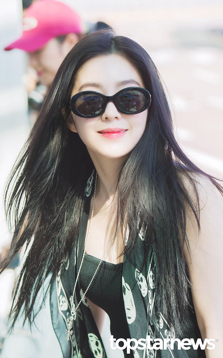 reneithebae's tweet photo. The sun's a little tooooo hot today so it's only right to put my shades on 🕶 Off to Macau for the next stop of our Balance tour and I couldn't be more excited to see you all there! Until then..... TGIF 🖤 https://t.co/9huatBrIU9