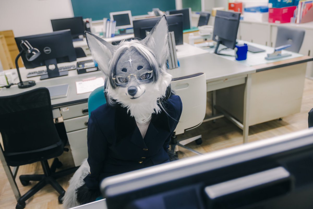 ん？さっきの授業で分からないところがあったのかな？

📷：<a href="/Toxic_Photon/">Toxic Photon</a> 
#Hijackingoff 
#FursuitFriday