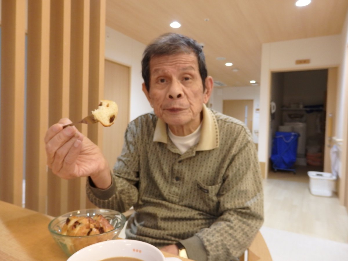 7月9日にレーズンシュガーパン作りを行いました。

パンの生地にレーズンをたっぷり入れ、やさしい甘みのある生地になりました。
丸めた生地に、ハサミで切り込みを入れ、バターを乗せ、グラニュー糖をまぶして焼きました。甘くて香ばしい良い香りが、厨房内に広がりました。