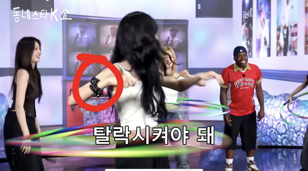 Just realize my scrunchie cameo on Jonathan’s show
Thanks ahyeon, she meant it when she said she’ll use it alot 🦋🥹

#AHYEON #아현 #BABYMONSTER #뻐이비몬스터
