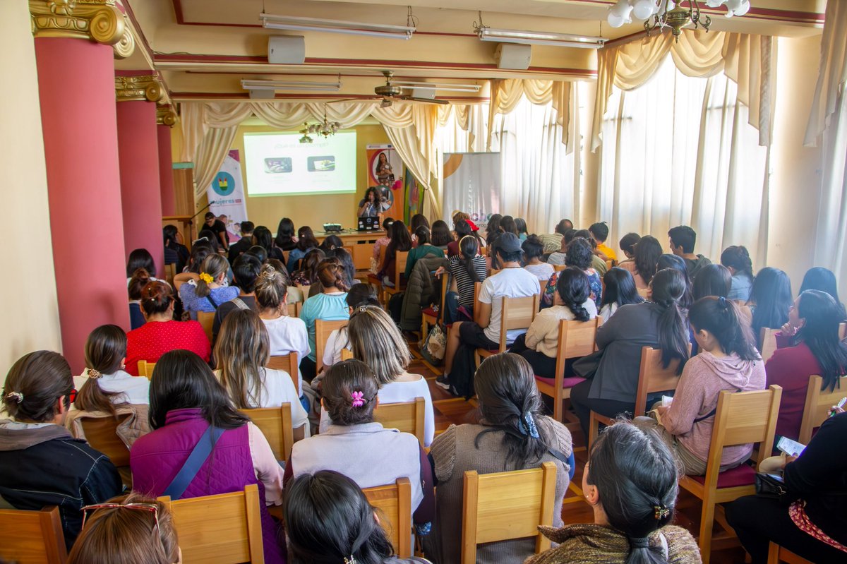 📍 Hoy, se desarrolló el primer taller de mujeres emprendedoras, 👭con el objetivo de enseñar las  diferentes  herramientas digitales, 💻 para que puedan promocionar sus productos, y generar crecimiento en sus emprendimientos. 📈