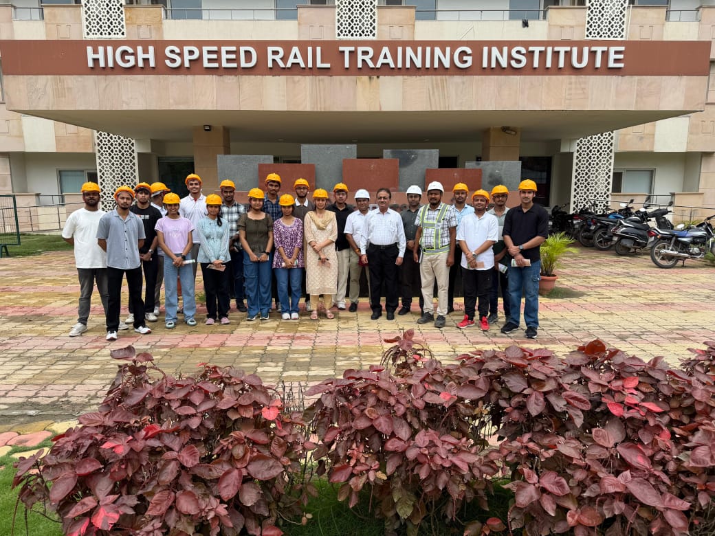 RJIT_BSF's tweet photo. 🚄♻️ 𝐑𝐉𝐈𝐓 ,𝐁𝐒𝐅 𝐀𝐜𝐚𝐝𝐞𝐦𝐲 𝐓𝐞𝐤𝐚𝐧𝐩𝐮𝐫 𝐬𝐭𝐮𝐝𝐞𝐧𝐭𝐬 𝐚𝐭 𝐆𝐚𝐭𝐢 𝐒𝐡𝐚𝐤𝐭𝐢 𝐕𝐢𝐬𝐡𝐰𝐚𝐯𝐢𝐝𝐲𝐚𝐥𝐚𝐲𝐚, 𝐆𝐮𝐣𝐚𝐫𝐚𝐭.
An insightful day exploring cutting-edge advancements in high-speed rail technology and plastic recycling innovations.
Grateful to GSV for the hands-on learning experience and warm hospitality!
@PIBHomeAffairs  @BSF_India  @BSFACYTEKANPUR @Shamsher_IPS @AmerishArya @savvy9manish