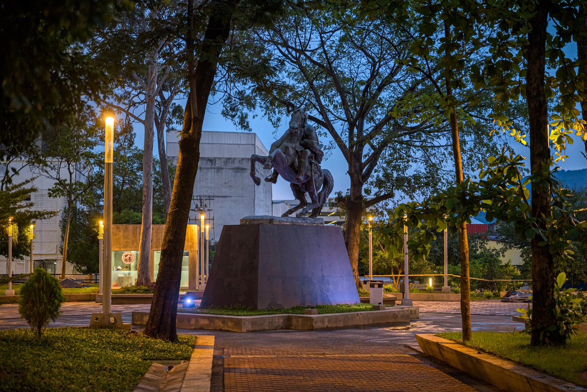 marioduran's tweet image. Muy pronto todos los salvadoreños podrán disfrutar de la nueva Plaza Bolívar en nuestro #CentroHistóricoSS. Hemos estado trabajando en esta remodelación y se las entregaremos en los próximos días.

Les dejo con una pequeña muestra de lo que se viene. 🙌🏻🇸🇻