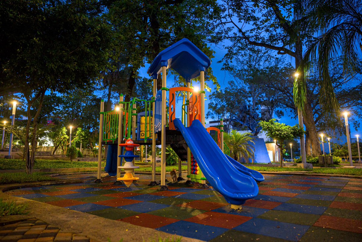 marioduran's tweet image. Muy pronto todos los salvadoreños podrán disfrutar de la nueva Plaza Bolívar en nuestro #CentroHistóricoSS. Hemos estado trabajando en esta remodelación y se las entregaremos en los próximos días.

Les dejo con una pequeña muestra de lo que se viene. 🙌🏻🇸🇻