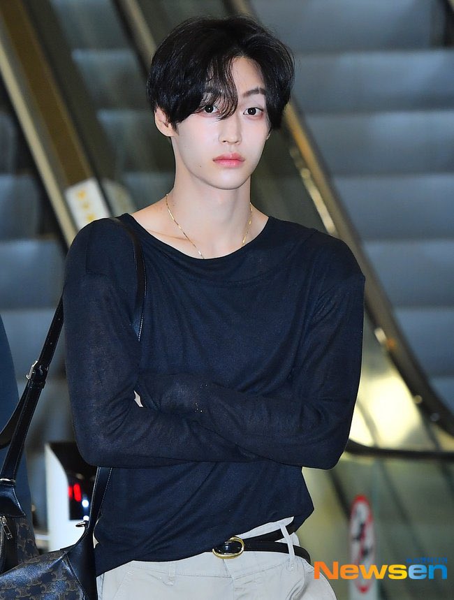 คือวอนบินทักบับเบิ้ลมาตอนตี 3 (ตี 5 เกาหลี) ว่า การตื่นมาพร้อมร้อยยิ้มนั้นเป็นไปไม่ได้ ฮีน่าจะตื่นเช้ามากจริงๆ อะ เหมือนคนที่จะหลับตลอดเวลา555555555