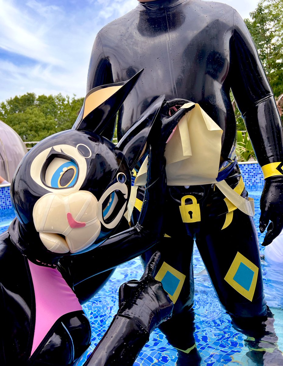 Oh wow, what am I looking at?!? 🤯🥵

🔒: <a href="/shuhaerokunai/">芸術はエロくない</a> 
✂️: <a href="/karinKariwanz/">Karin / Kariwanz カリン / カリわんズ</a>
#SqueakySaturday #latex #rubberfur