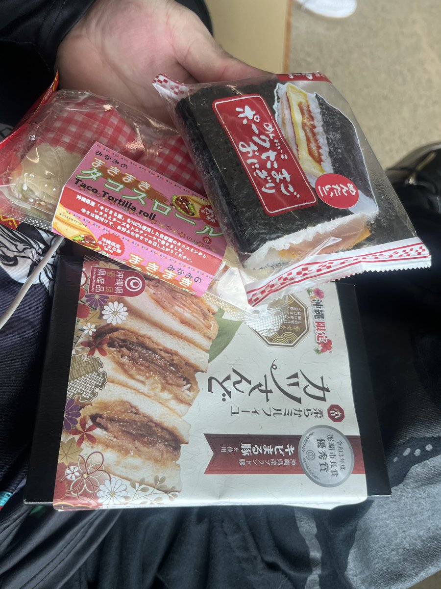 那覇空港にて最後のご飯Ψ( 'ч' ☆)
