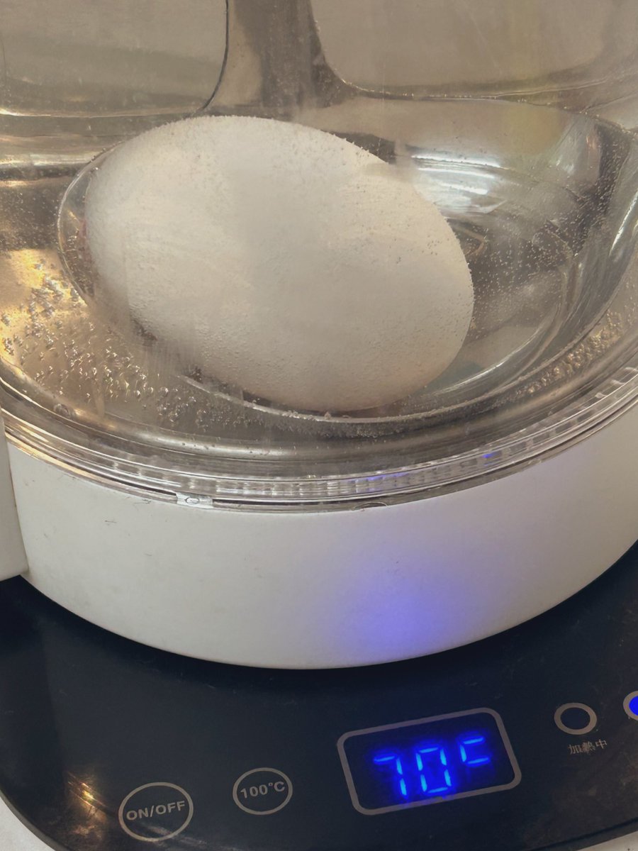 電気ケトルで温泉卵できないかなーと70℃13分でやってみたらゆるゆるだった。保温してるから短くしてみたけど、この方法でも15分くらいは必要そう