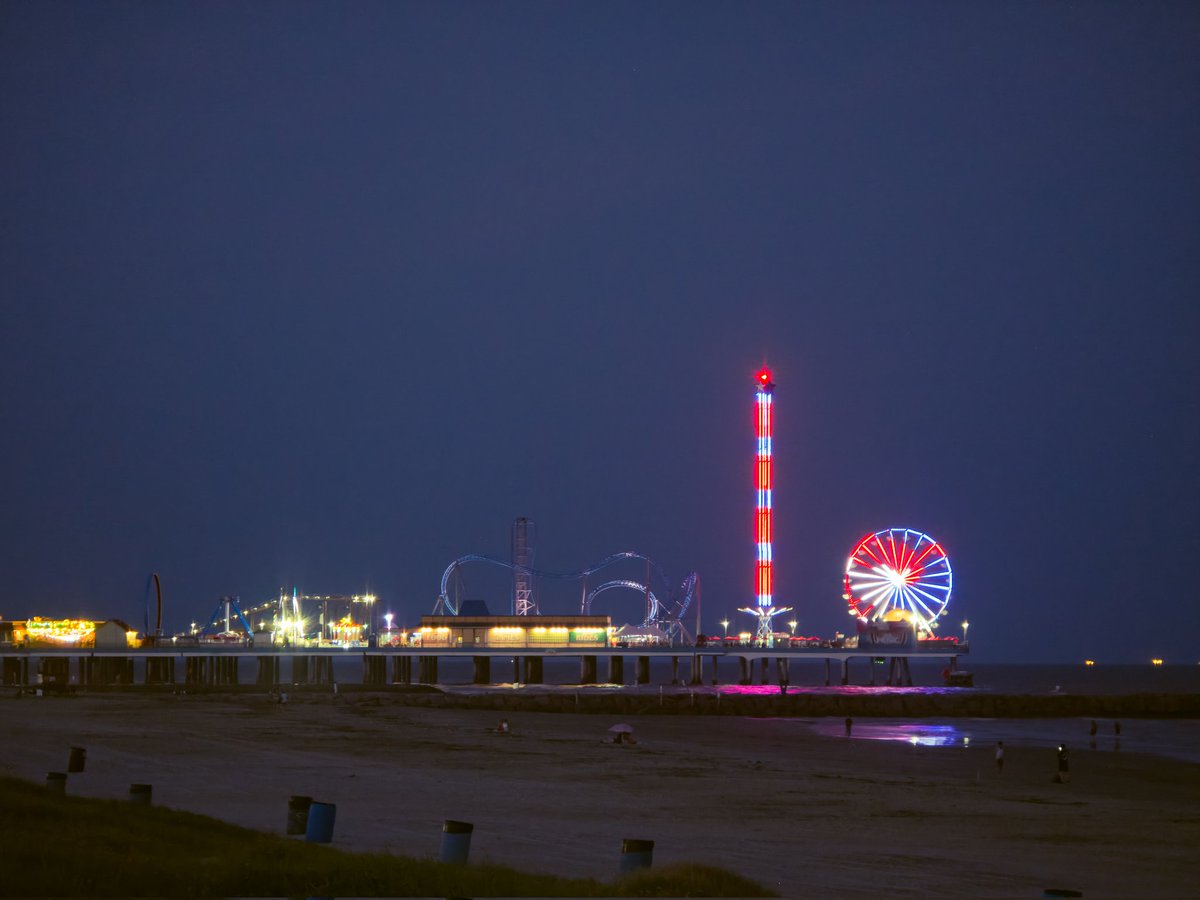 davis_wx's tweet image. Galveston, TX
7.10.2025

I was zoomed in/aiming for the moon which was rising over those ships on the horizon and did not see these love birds when I took the picture.