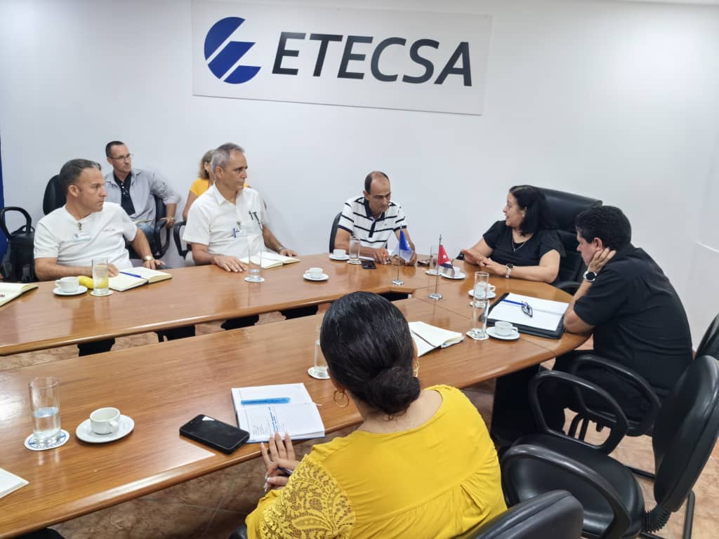 .<a href="/ETECSA_Cuba/">ETECSA</a> en #CiegodeÁvila asegura las Comunicaciones para las actividades centrales por el Día de la Rebeldía Nacional. Los resultados de su colectivo contribuyeron de manera significativa a la obtención de esta condición por la provincia. #LaLuchaNoHaCesado #CubaEstáFirme