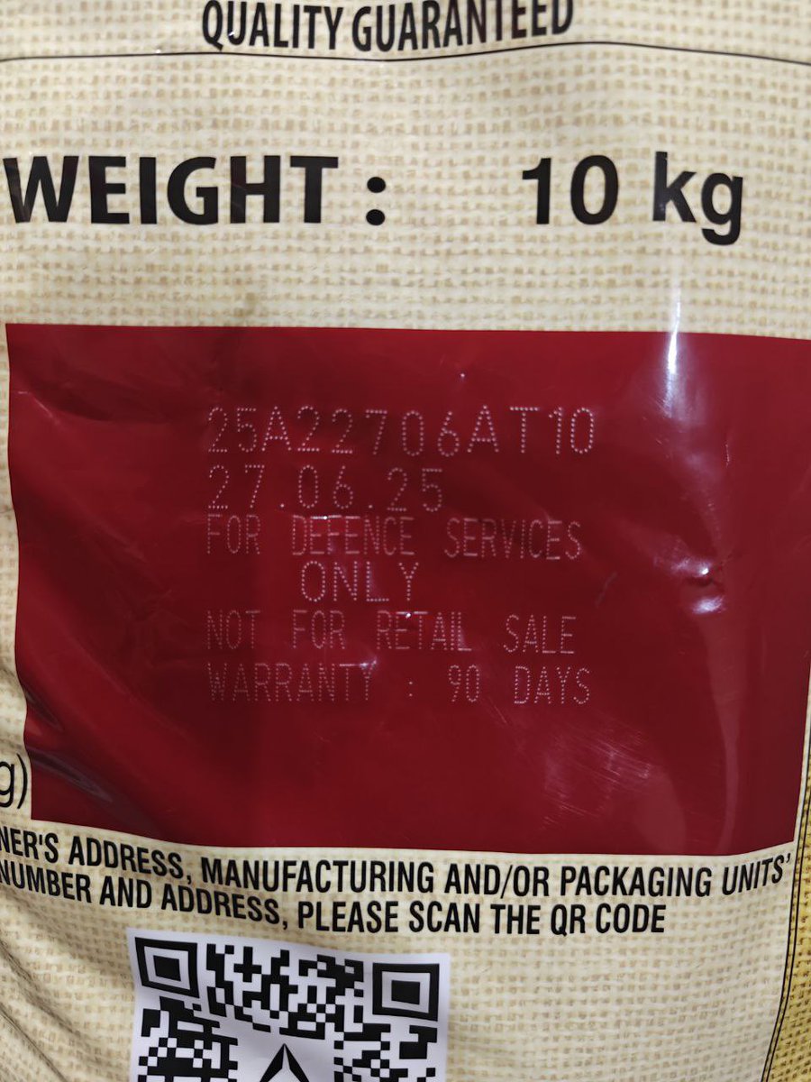 justtweettz's tweet image. #BigBasket caught selling #Atta marked “For Defence Services Only” in retail! After a customer raised the issue, they allegedly made dozens of calls, harassing him to return it. 
How did defence stock reach civilian markets? Who’s responsible? This is a serious offence 😐