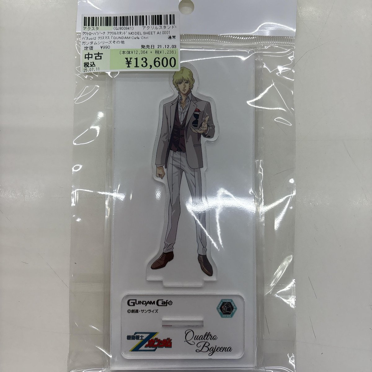 ガンダムカフェ　Christmas escort アクスタ　バッジ　クワトロ ｸﾜﾄﾛﾊﾞｼﾞｰﾅ ｱｸﾘﾙｽﾀﾝﾄﾞ MODEL SHEET AS ｵﾑﾆﾊﾞｽvol.2 ｸﾘｽﾏｽ ｢＃GUNDAM