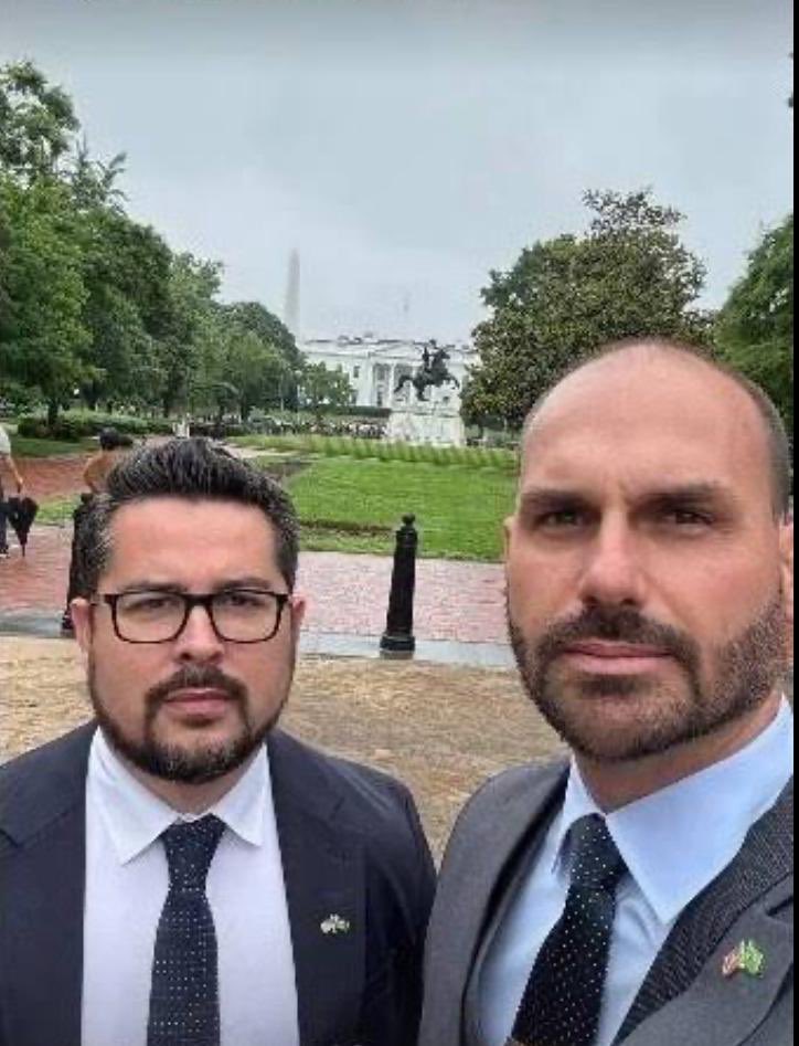 tonygarciareal's tweet image. O QUE EDUARDO BOLSONARO E O TAL PAULO FIGUEIREDO FAZEM É CHANTAGEM CRIMINOSA
O vídeo divulgado nas redes hoje, por esse tal Figueiredo, em tom de ultimato, é ameaça claríssima contra o Brasil, seu congresso e STF.
Seria mais uma daquelas falas dos adoradores de pneus…