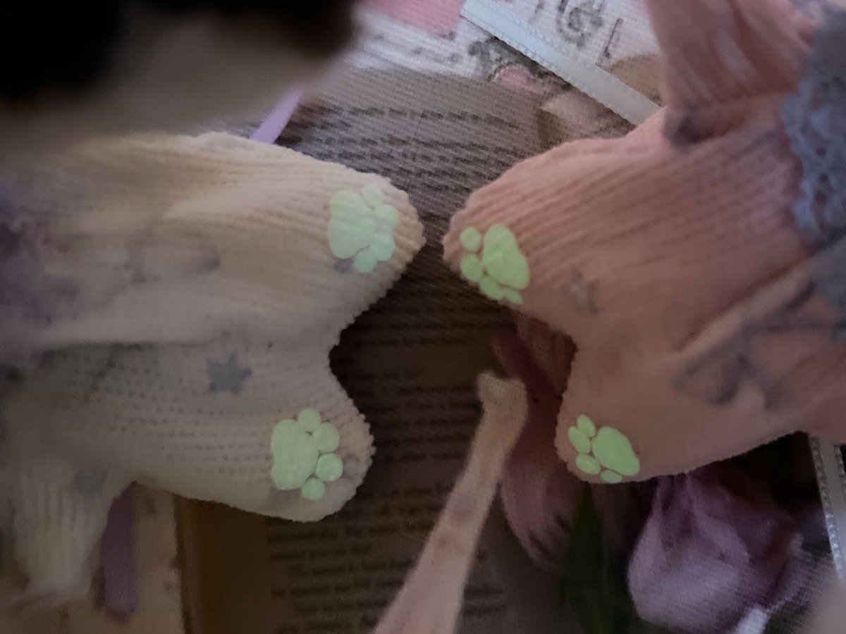 슈트이름을 원단에 리본이있어 리본드림이렇게 하려다가 수량이얼마없으니 그냥 게릴라슈트라고 해놨어요🥹💖 뒷꿈치 야광이 보고있으면 웃음이나요😊