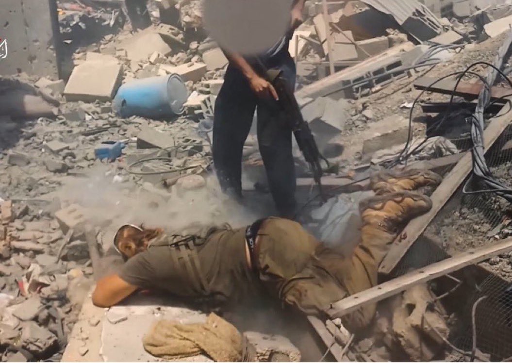 كان متعوداً على مواجهة الأطفال الرضّع ولكن هذه المرة صادف رجلاً فظهر الجبان على حقيقته و تذكّر أن لديه قدمين للهرب ولم تسعفه رجلاه ، فأدار مؤخرته ليُمرغ أنفه في التراب .
هنا فقط عرف معنى القتال… لا الإعتداء .