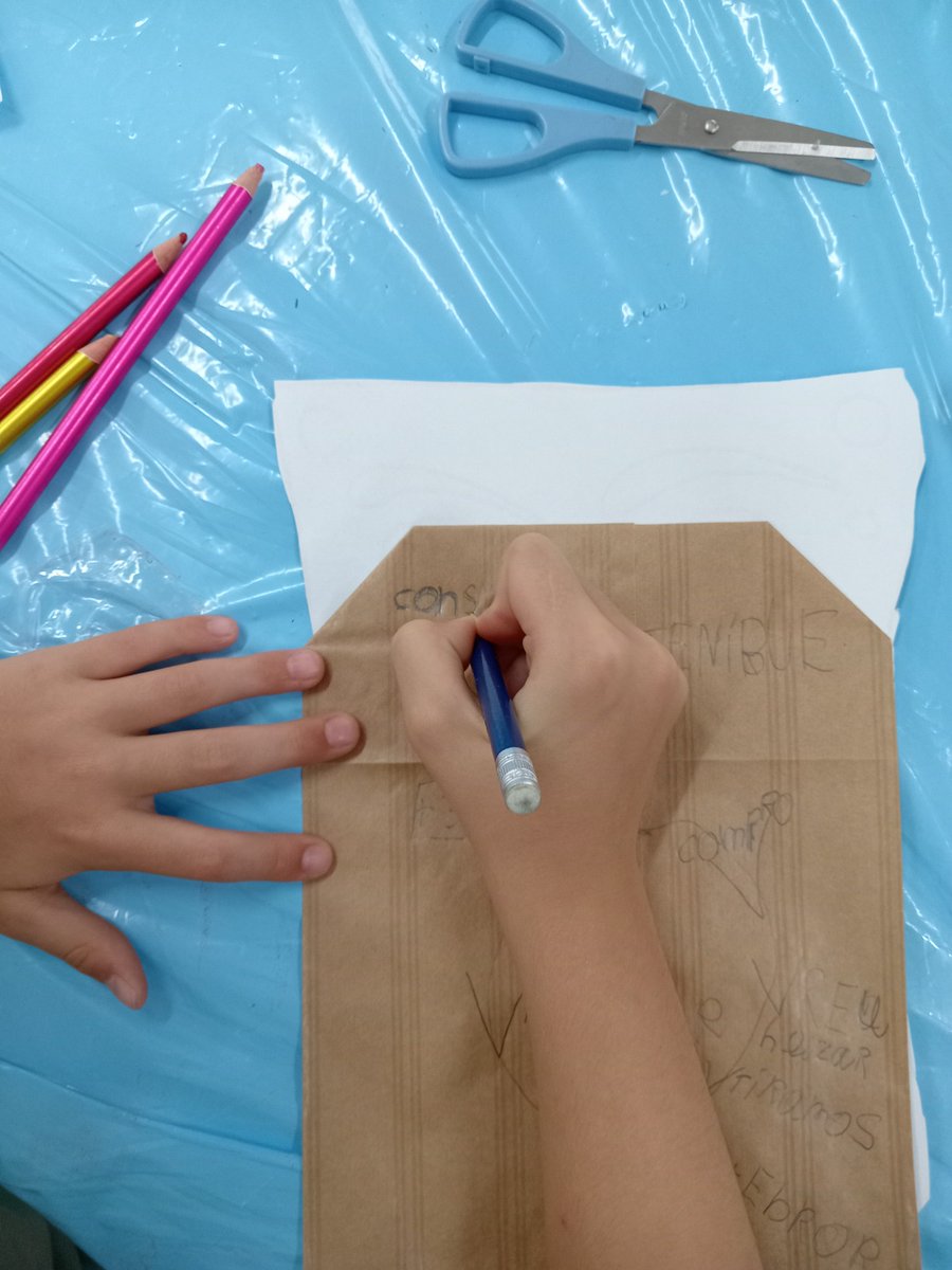 🌱 ¡Ayer comenzaron los talleres de Consumo Responsable en Portillo!

💡En esta actividad, los niños y niñas dan una nueva vida a envases que normalmente acabarían en la basura. A través del juego y la creatividad, les hablamos sobre lo que significa la economía circular, siempre