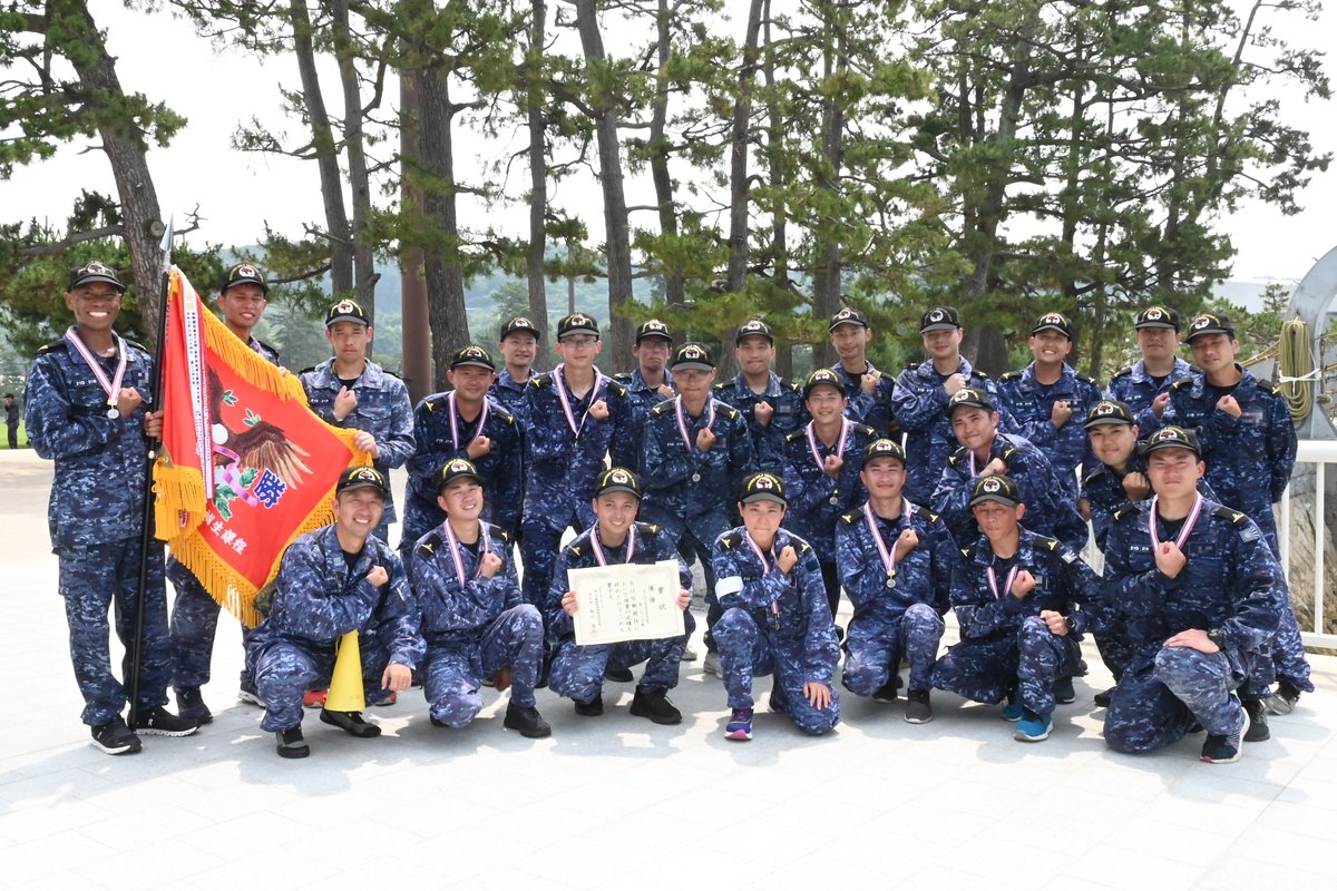 JMSDF_MOCS's tweet image. 猛暑の中、一般幹部候補生課程(部内課程)の短艇競技を実施しました。
幹部候補生は1艇に14人乗艇し、2000mのコースでタイムを競うとともに、グッドシーマンシップを育みます。
手に汗握る接戦の末、第21分隊が優勝しました🏆
#JMSDF #MOCS #海上自衛隊幹部候補生学校 #海上自衛隊