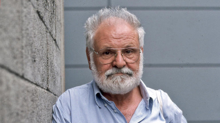 salviocalamera's tweet photo. È morto Goffredo #Fofi, un intellettuale di grande spessore, una delle voci più lucide, radicali e controcorrente della cultura italiana. Lo studiavamo nei bar dell’Università di Torino, immersi in discussioni appassionate, per comprendere l’importanza dell’immigrazione meridionale nei “fatti di Piazza Statuto” del 1962. Analizzavamo il contesto e le dinamiche di quelle rivolte, cercando di cogliere le forze sociali in gioco. Fu proprio attraverso questi studi che ho iniziato a capire l’importanza delle dinamiche meno visibili della realtà sociale: quei piccoli fenomeni, spesso trascurati, che si trasformano in processi collettivi. Sit tibi terra levis.