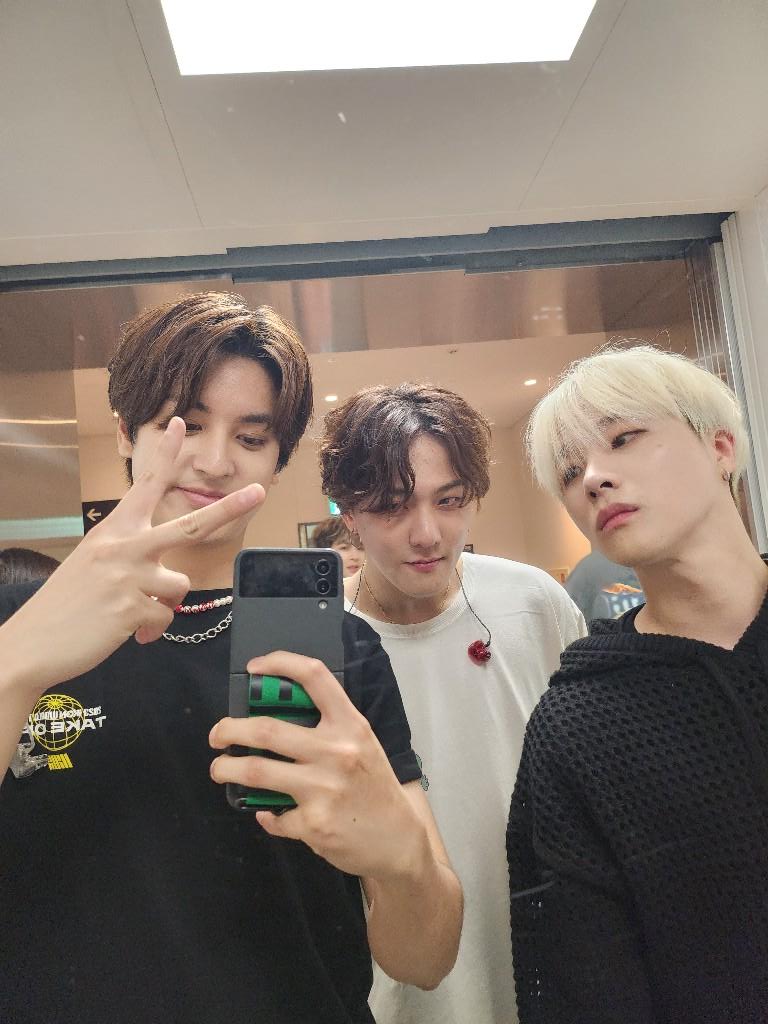 fruityweasley's tweet photo. there are four ikons in this photo #iKON https://t.co/PJhYbsSVoS