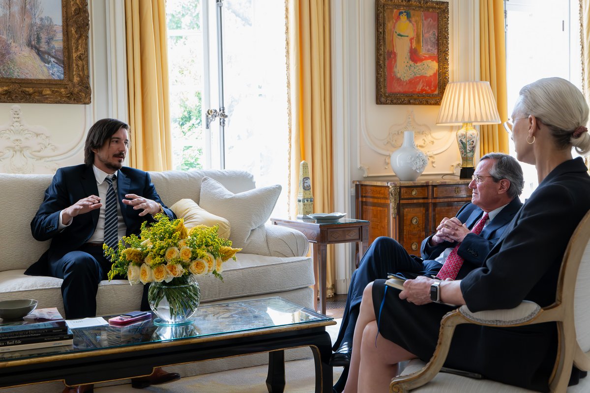 USAmbUK's tweet image. Insightful meeting with @VladTenev, CEO of @RobinhoodApp to discuss the expanding role of transatlantic investment. U.S. – UK financial innovation is driving new opportunities and strengthening our economic partnership.