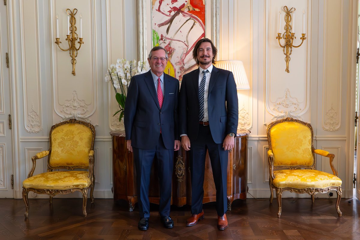USAmbUK's tweet image. Insightful meeting with @VladTenev, CEO of @RobinhoodApp to discuss the expanding role of transatlantic investment. U.S. – UK financial innovation is driving new opportunities and strengthening our economic partnership.