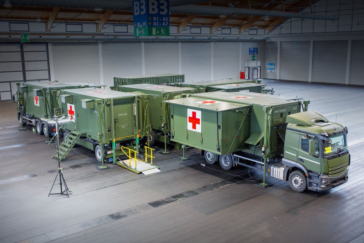 KdoMagazin's tweet image. Medical Ops: #Rheinmetall liefert eine weitere mobile Rettungsstation (Typ Role 2) an die #Ukraine. Am Standort Meckenbeuren wurden zudem Angehörige der ukrainischen Streitkräfte ausgebildet. Das modulare System besteht aus drei LKW-Zügen mit Anhängern mit zwei Container-Modulen.