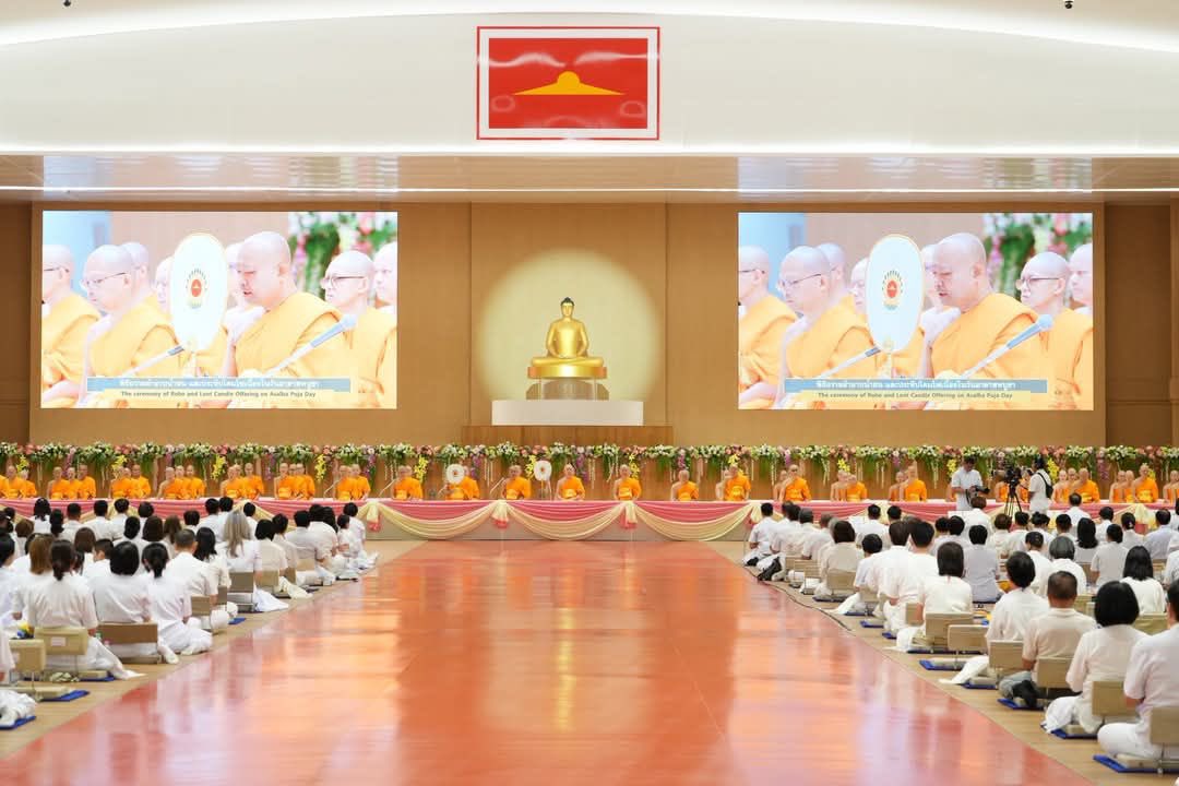 TheSenderTH's tweet photo. ยังเนืองแน่น ! พุทธศาสนิกชนกว่า 10,000 คน ร่วมทำบุญ ผ้าอาบน้ำฝนและประทีปโคมไฟ เนื่องในเทศกาลวันอาสาฬหบูชาและเข้าพรรษา ณ วัดพระธรรมกาย https://t.co/jF0cgrwmPN https://t.co/T6cd4Zu4nL