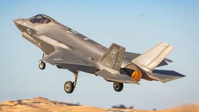 DeclassifiedAus's tweet image. Exclusive DECLASSIFIED AUSTRALIA report:
Leaked documents reveal that as recently as this week, Australia has sent F-35 strike fighter jet parts directly from Australia to Israel in the midst of Israel’s genocidal war in Gaza.
REVEALED: AUSTRALIA HAS EXPORTED F-35 FIGHTER JET…