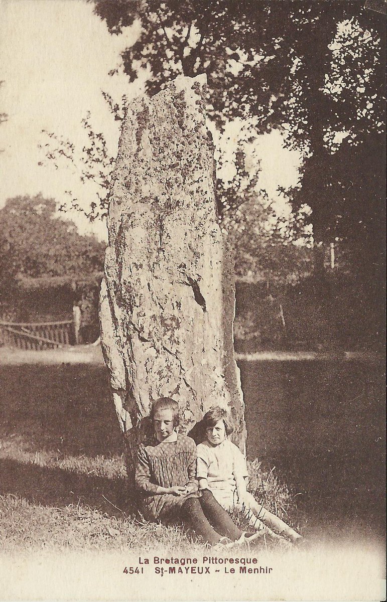 PhilWat09037421's tweet image. Off to St-Mayeux in Côtes-d’Armor soon for stage 7 of LeTour2025 so today’s post has to be this card by Waron of the 2.7m tall schist menhir du bourg a little way east of the church.