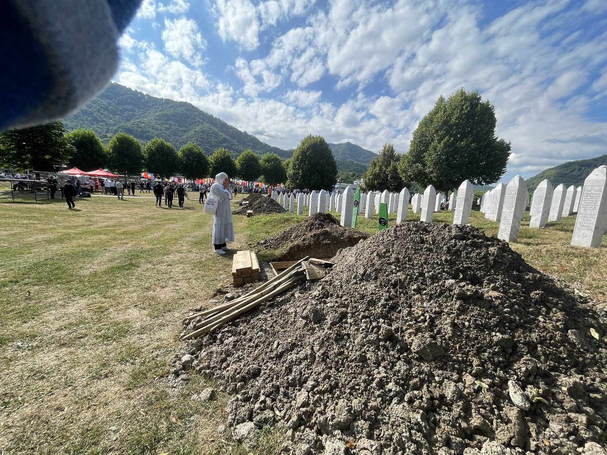 AndreaBeer2's tweet image. Die Grabstellen für die menschlichen Überreste in Srebrenica- Potočari vor Beginn des offiziellen Gedenkens #Srebrenica30