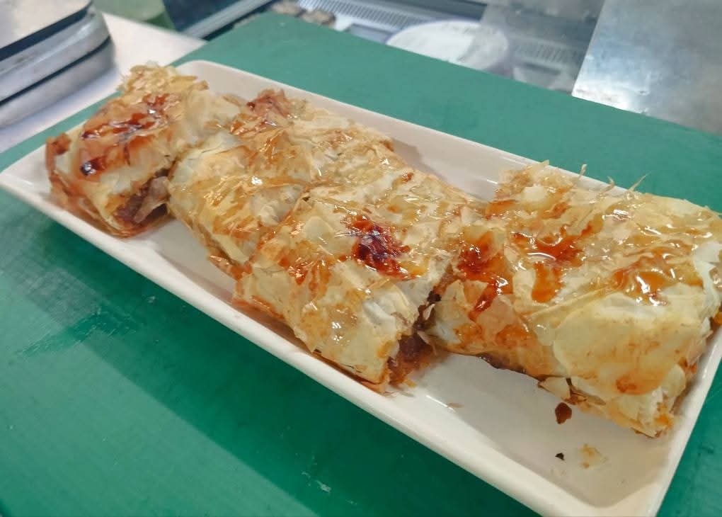 Buenos días, amigos ☺️
La comida del día es dahl de zanahoria y lentejas con arroz 🍛 🥕, pan naan y cilantro fresco 🌱
Pásate por una porción o pide un strudel de manzana y plátano 🍌 🍎 o una refrescante ensalada de sandía con queso feta vegano 🍉.
¡Espero verte hoy! 💚