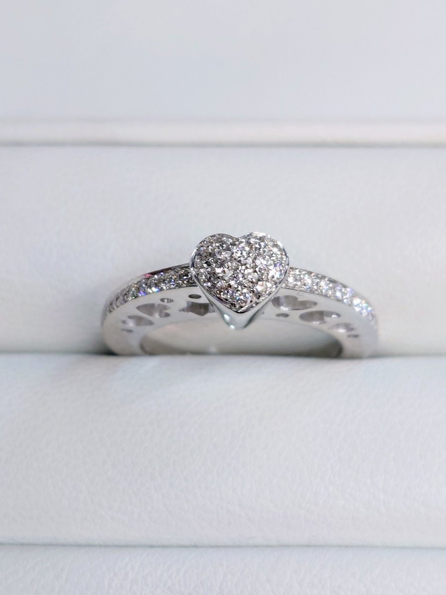 otowayashimura's tweet photo. パスクワーレブルーニK18WG(750)【ダイヤ0.27ctリング💍】7.1g
159000円
パヴェハートが愛らしい上品なダイヤモンドリングです

#パスクワーレブルーニ #PASQUALEBRUNI #イタリアンジュエリー #jewelry #イタリア #ヴァレンツァ #板橋区 #志村坂上 #音羽屋 #otowaya #質屋 https://t.co/xxCtekdPcm