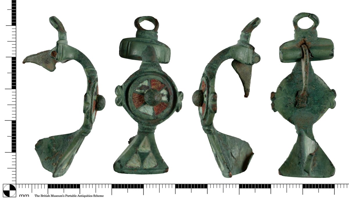 YORYM_FLO's tweet image. This lovely Roman bow & fantail brooch dates from the late 1st - early 2nd century. It's decorated with colourful enamel & the metal, now green, would originally have been shiny & brassy, almost gold in colour. #FindsFriday finds.org.uk/database/artef…