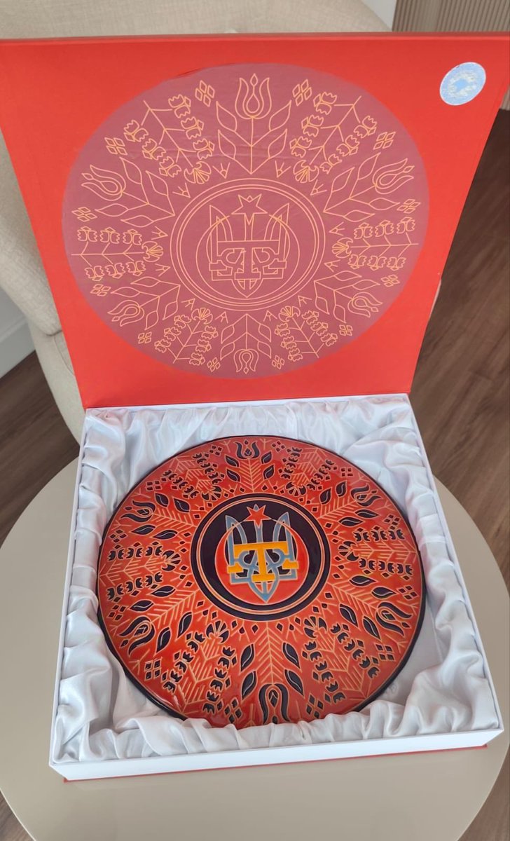 MFA of Ukraine 🇺🇦 (@mfa_ukraine) on Twitter photo 🇺🇦🇹🇷 Ukrainian Ambassador to Türkiye <a href="/narimandzhelyal/">Naryman Dzhelialov (Nariman Celâl)</a> has presented President Recep Tayyip Erdoğan with a ceramic “Dostluk Kalkanı” (“Shield of Friendship”).
Crimean Tatar artist Rustem Skybin crafted the shield, featuring the trident, crescent and star, and taraq tamga as 🇺🇦🇹🇷 Ukrainian Ambassador to Türkiye <a href="/narimandzhelyal/">Naryman Dzhelialov (Nariman Celâl)</a> has presented President Recep Tayyip Erdoğan with a ceramic “Dostluk Kalkanı” (“Shield of Friendship”).
Crimean Tatar artist Rustem Skybin crafted the shield, featuring the trident, crescent and star, and taraq tamga as