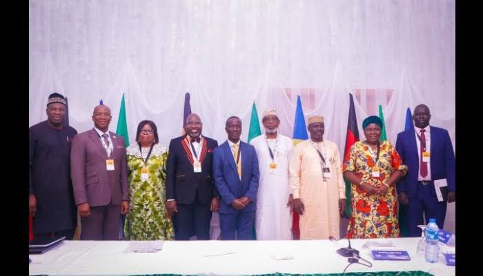 voiceofnigeria's tweet image. The Nigerian Minister of Solid Minerals Development, Dr. Dele Alake, has been lauded by Mining Ministers at the African Mining Standards and Guidelines (AMSG) meeting for his leadership as they adopted the AMREC–PARC reporting code. 

#SolidMineralsNG #DeleAlake #MiningStandards