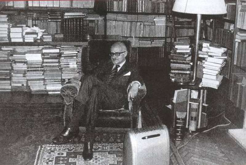 ScempioDelMondo's tweet image. Quando l'uomo si rifiuta di farsi disciplinare dagli dèi, sarà disciplinato dai demoni.
Nicolás Gómez Dávila
Escolios a un texto implícito