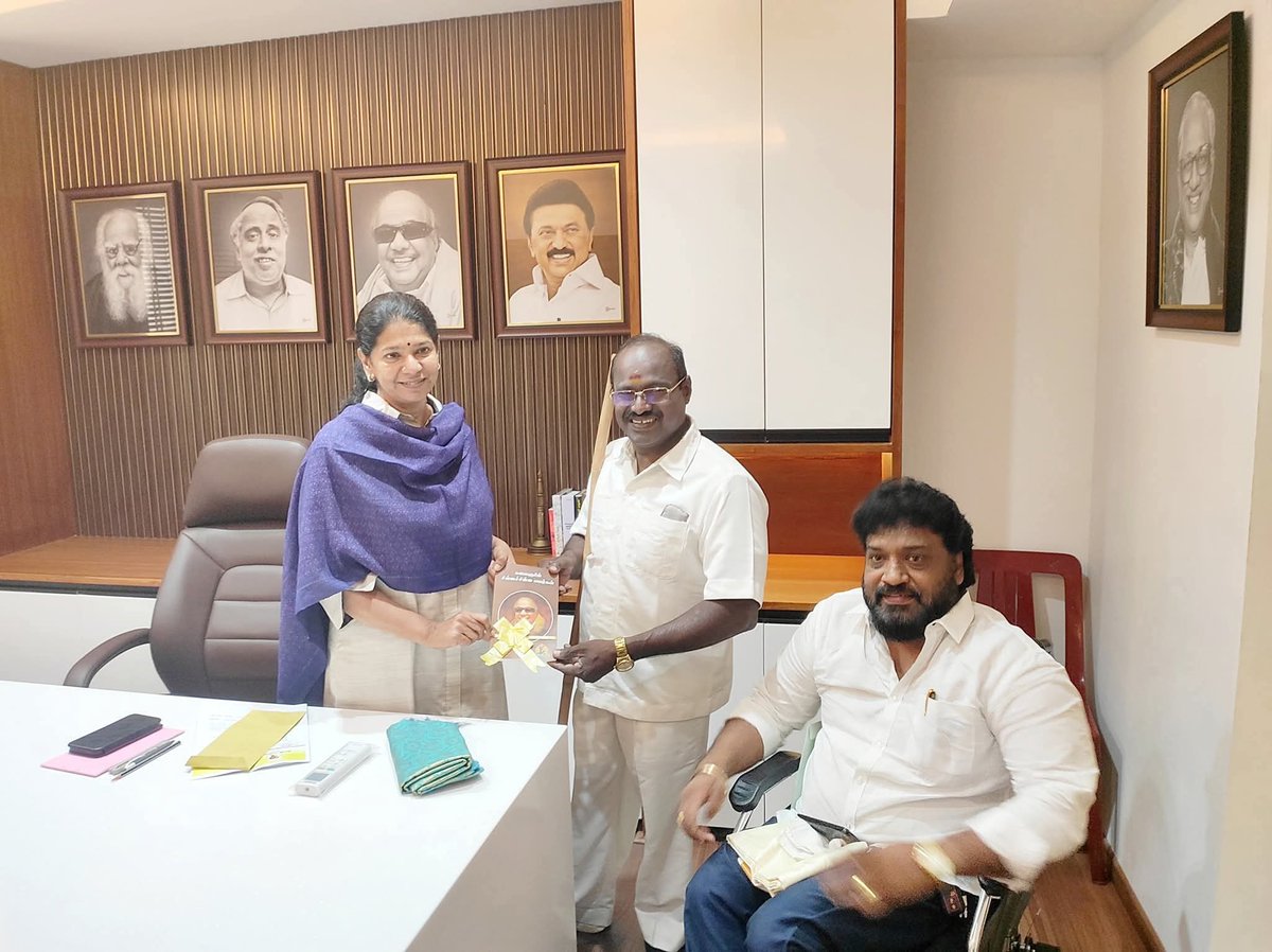 மாண்புமிகு கழக துணை பொது செயலாளரும், நாடாளுமன்ற குழு தலைவருமான மக்கள் தலைவி கழகத்தின் போர்வாள் ஆருயிர் அக்கா திருமிகு கனிமொழி கருணாநிதி எம்பி அவர்களை அண்ணா அறிவாலயத்தில்,கழக மாற்றுத்திறனாளிகள் அணியின் மாநில தலைவராக நியமிக்கப்பட்டுள்ள ரெ.தங்கம், மாநிலச் செயலாளராக நியமிக்கப்பட்ட