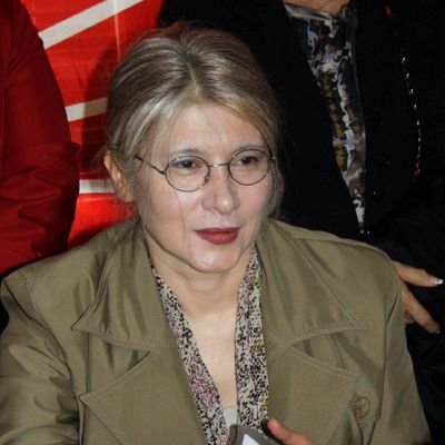 📌 Eski CHP milletvekili Emine Ülker Tarhan:

Teröristbaşının ekranlarda boy göstermesi, milletin hafızasına ve vicdanına hakarettir.

Devletin kırmızı çizgisi; vatan, bayrak ve millettir.

Kanlı ellere barış güvercini konmaz.