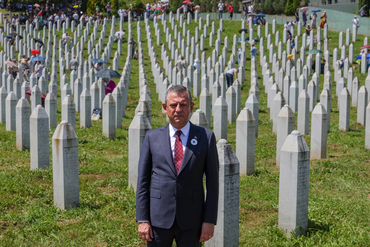 “…Ve her şey bittiğinde hatırlayacağımız şey; düşmanlarımızın sözleri değil, dostlarımızın sessizliği olacaktır.”

30 yıl önce bugün, Avrupa’nın ortasında, dünyanın gözü önünde gerçekleşen Srebrenitsa soykırımında öldürülen kardeşlerimizi rahmetle anıyorum. Sebep olanları, göz