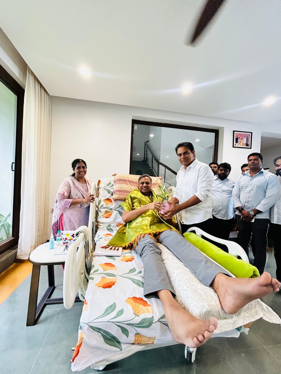 BRS Party (@brsparty) on Twitter photo జనగామ ఎమ్మెల్యే <a href="/PRR_BRS/">Dr. Palla Rajeshwar Reddy</a> గారి జన్మదినాన్ని పురస్కరించుకుని శుభాకాంక్షలు తెలిపిన బీఆర్ఎస్ వర్కింగ్ ప్రెసిడెంట్ <a href="/KTRBRS/">KTR</a>
పల్లా రాజేశ్వర్ రెడ్డి గారి జన్మదినాన్ని పురస్కరించుకుని కేటీఆర్ గారు అజీజ్ నగర్లోని వారి నివాసానికి వెళ్లి శాలువాతో సన్మానించి, జన్మదిన శుభాకాంక్షలు తెలిపారు. జనగామ ఎమ్మెల్యే <a href="/PRR_BRS/">Dr. Palla Rajeshwar Reddy</a> గారి జన్మదినాన్ని పురస్కరించుకుని శుభాకాంక్షలు తెలిపిన బీఆర్ఎస్ వర్కింగ్ ప్రెసిడెంట్ <a href="/KTRBRS/">KTR</a>
పల్లా రాజేశ్వర్ రెడ్డి గారి జన్మదినాన్ని పురస్కరించుకుని కేటీఆర్ గారు అజీజ్ నగర్లోని వారి నివాసానికి వెళ్లి శాలువాతో సన్మానించి, జన్మదిన శుభాకాంక్షలు తెలిపారు.