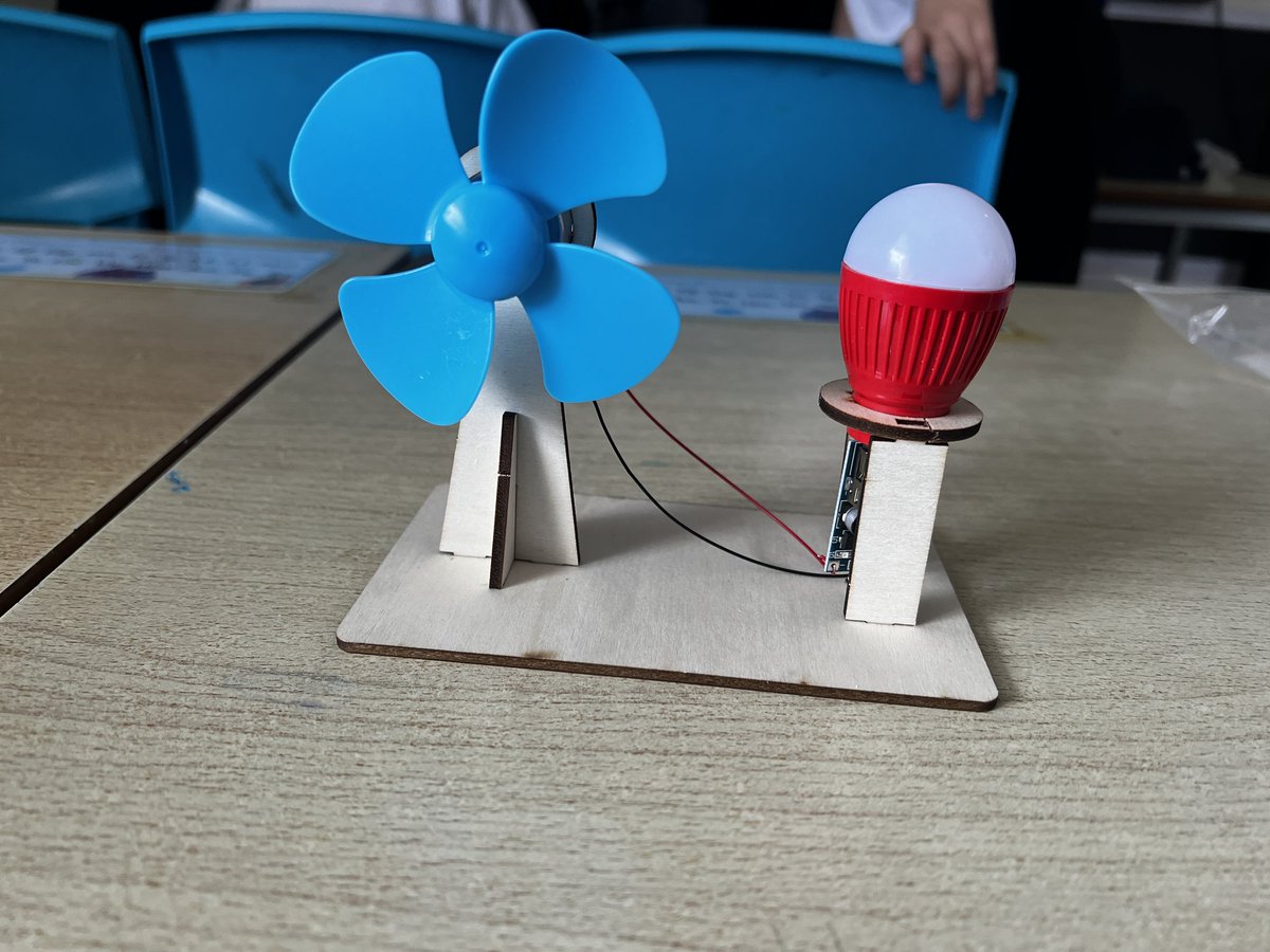 🚀 Before hoing home, they built THIS! 👏  
Proud of our EC STEM Club at Shakhsiyah School Slough, where young inventors turned paper rolls, plastic &amp; imagination into SOLUTIONS! 🔧🌱 Proof that innovation starts at home. 👇 #STEM #SloughSchools #CreativeKids #Sustainability