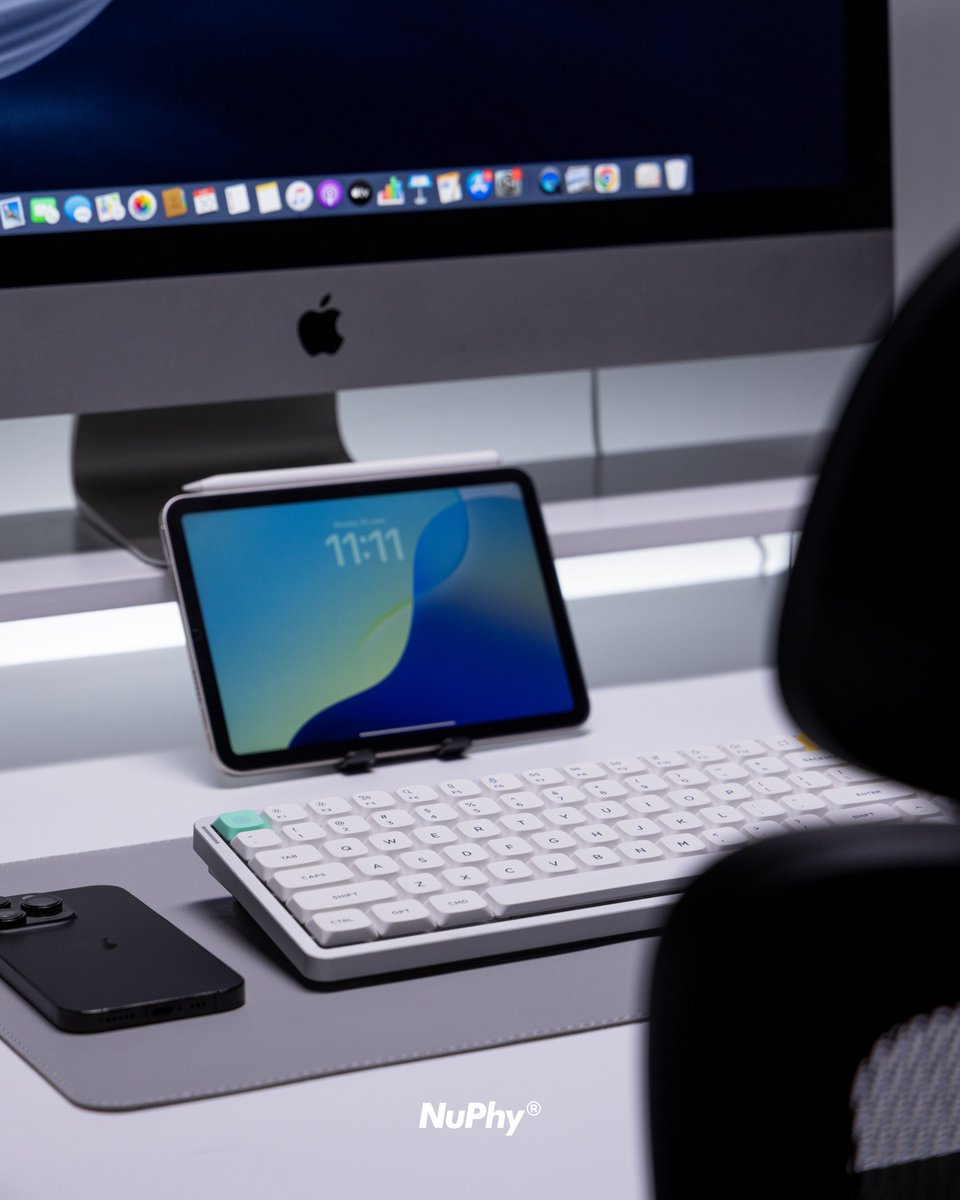 nuphystudio's tweet image. Air75 V3 | Built for Mac, Made for multitaskers. 🔄
Seamlessly switch between 4 devices — Mac, iPad, iPhone, even your PC — all from one keyboard.
With our customizable knob, switching devices is just a twist away. 🔘✨
#nuphy #air75v3 #keyboard #MacCompatible #DeskSetup…