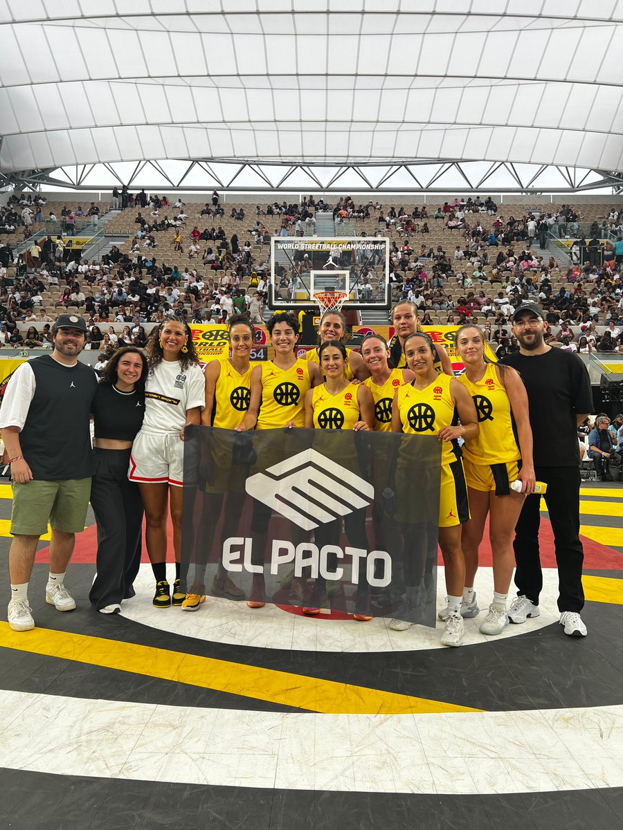 ¡El basket no para en verano para <a href="/MontseBrotons16/">Montserrat Brotons</a>! 🏀

La pívot de Kutxabank Araski ha jugado el torneo mundial de streetball #Quai54 con 'El Pacto' 🤝

📸 Frédéric Blaise

#ElLatidodeMendi #MendikoTaupada