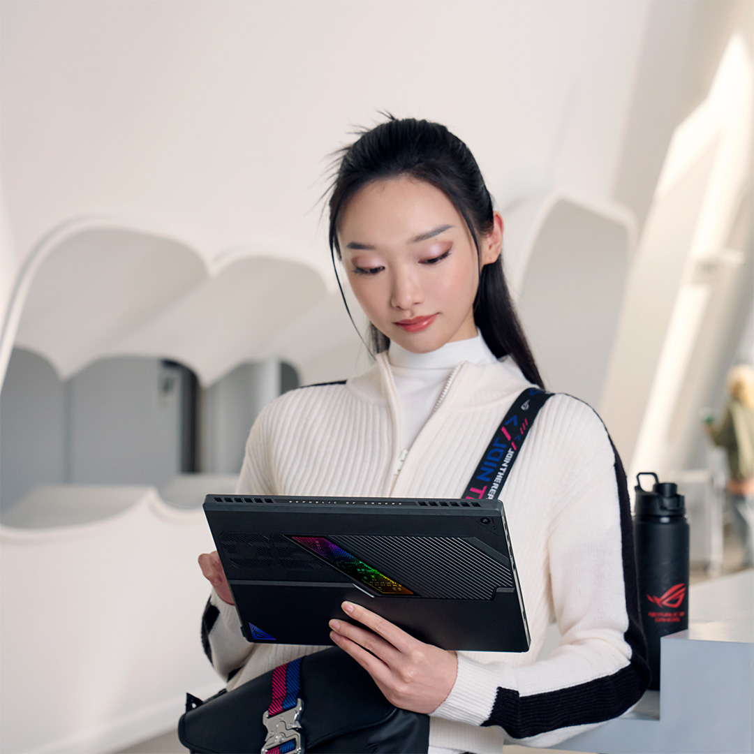 ASUS_ROG's tweet image. Weighing in at 1.2kg and just 12mm thick, the ROG Flow Z13 slips into any bag or backpack with ease.
This 13-inch tablet was built to travel 🤩