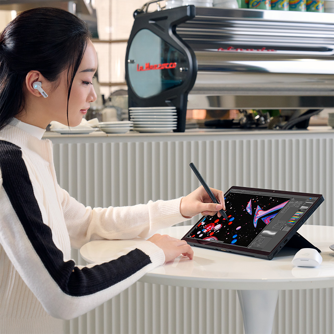 ASUS_ROG's tweet image. Weighing in at 1.2kg and just 12mm thick, the ROG Flow Z13 slips into any bag or backpack with ease.
This 13-inch tablet was built to travel 🤩