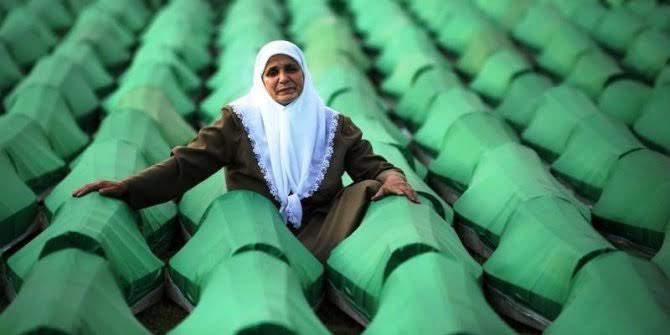 Bugün Sırplar Avrupa ‘nın ortasında, 8 binden fazla insanı, tam 30 sene önce katletti. öldürülen siviller, Müslüman oldukları için, başta NATO olmak üzere tüm gelişmiş Batılı devletler katliamı sessizce seyretti 🤷‍♂️ 

İşte Nihat Genç, Bosna’ya aydınları örgütleyip gitti..  O