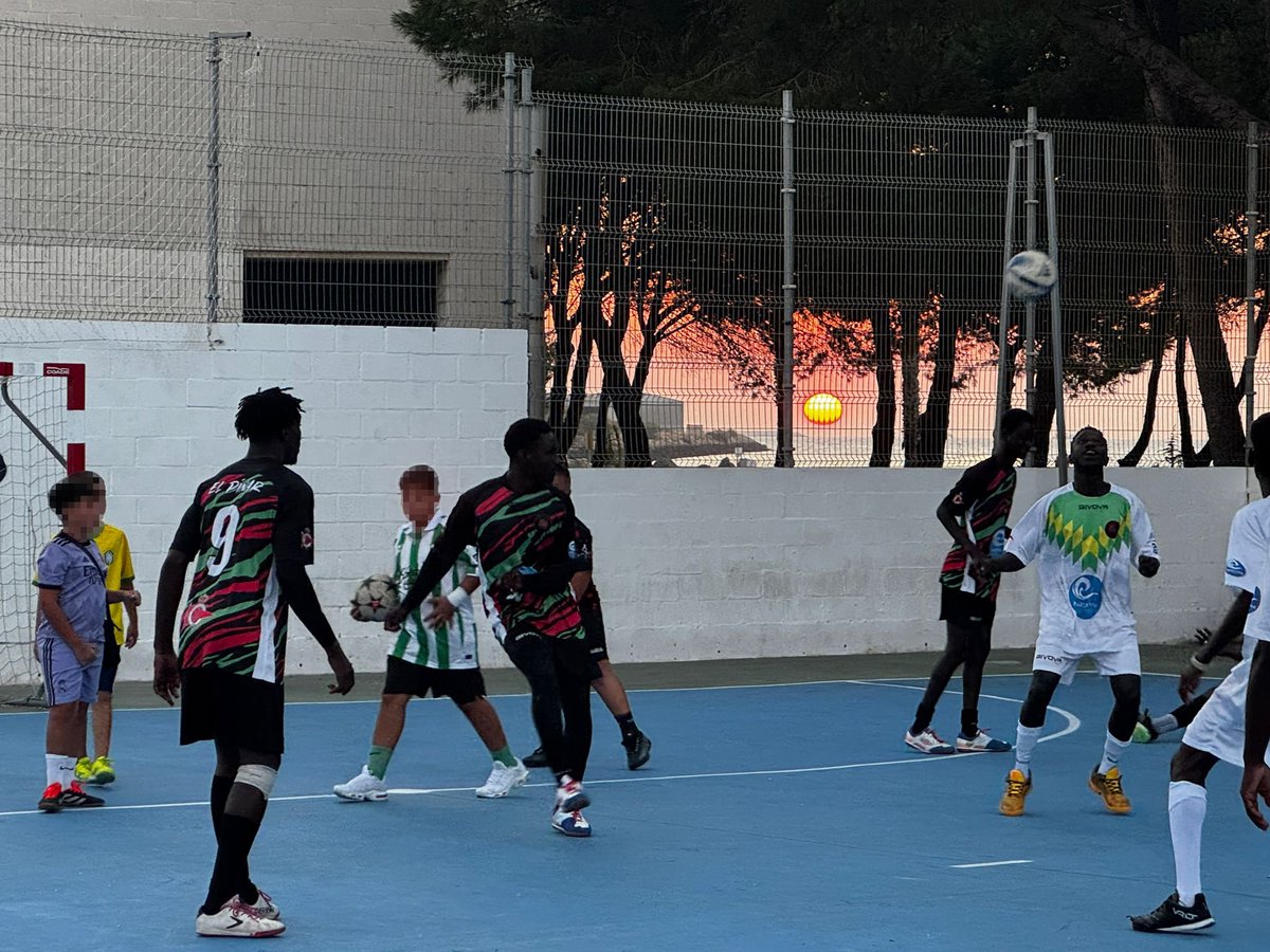 CEAR_Andalucia's tweet image. ⚽💛 No fue solo fútbol. Fue barrio, fue encuentro y fue comunidad.
📍 El pasado fin de semana en Puerto Real (#Cádiz) convivimos, reímos y jugamos en una maratón que unió a jóvenes del barrio y del mundo.
🙏🏾 Gracias a Marea Viva, @rcncadiz y @unionlosamigos por hacerlo posible