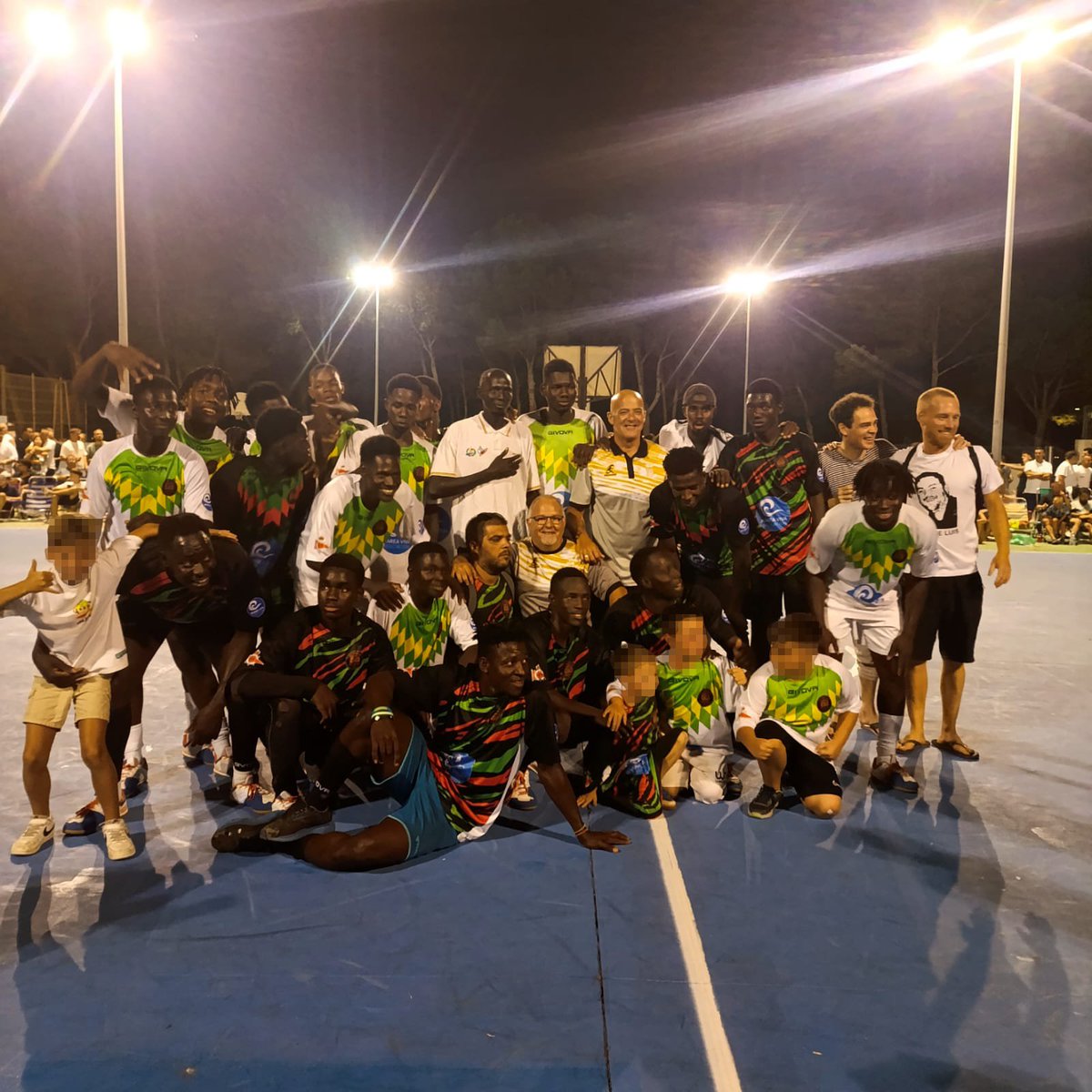 CEAR_Andalucia's tweet image. ⚽💛 No fue solo fútbol. Fue barrio, fue encuentro y fue comunidad.
📍 El pasado fin de semana en Puerto Real (#Cádiz) convivimos, reímos y jugamos en una maratón que unió a jóvenes del barrio y del mundo.
🙏🏾 Gracias a Marea Viva, @rcncadiz y @unionlosamigos por hacerlo posible
