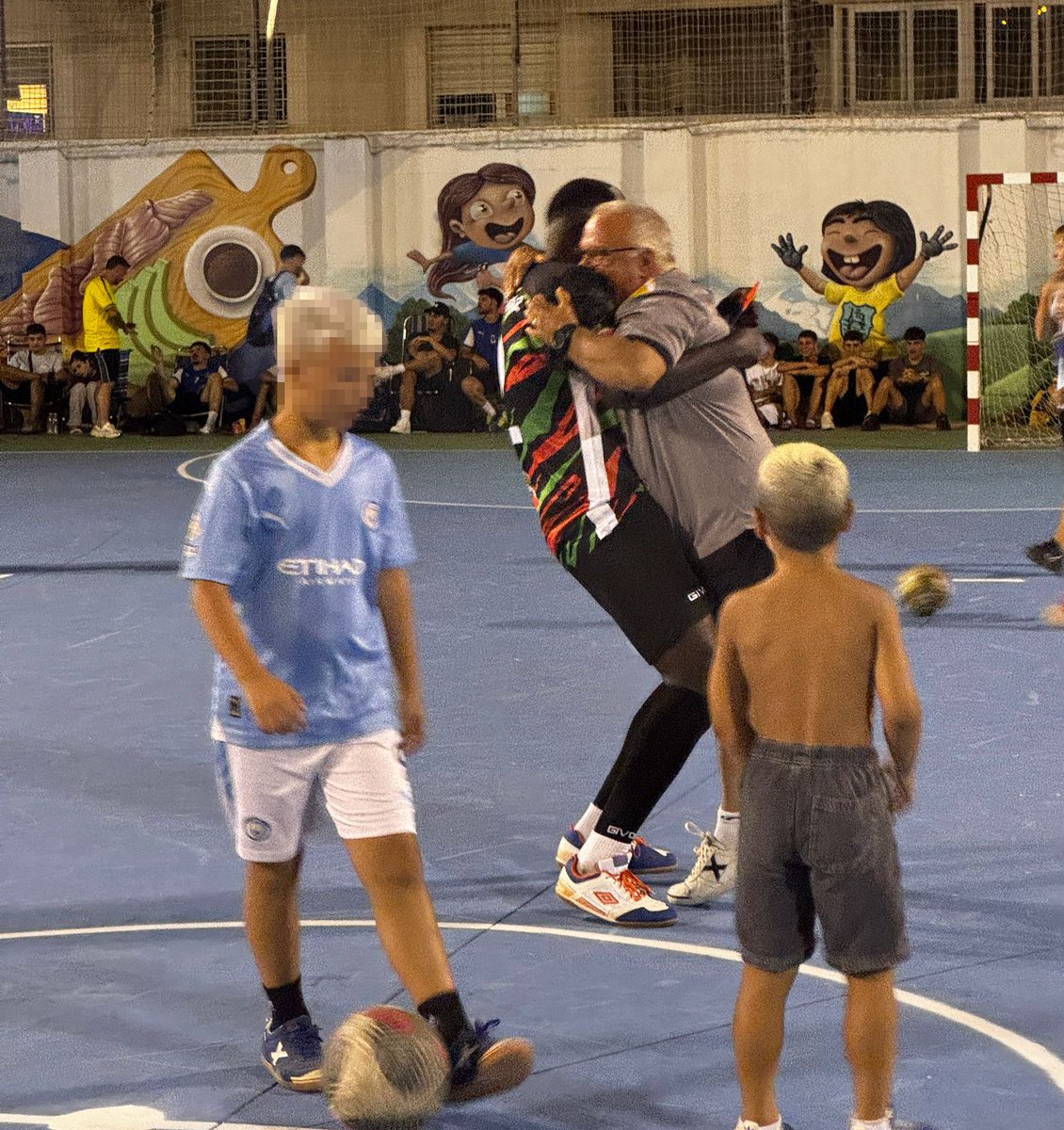 CEAR_Andalucia's tweet image. ⚽💛 No fue solo fútbol. Fue barrio, fue encuentro y fue comunidad.
📍 El pasado fin de semana en Puerto Real (#Cádiz) convivimos, reímos y jugamos en una maratón que unió a jóvenes del barrio y del mundo.
🙏🏾 Gracias a Marea Viva, @rcncadiz y @unionlosamigos por hacerlo posible